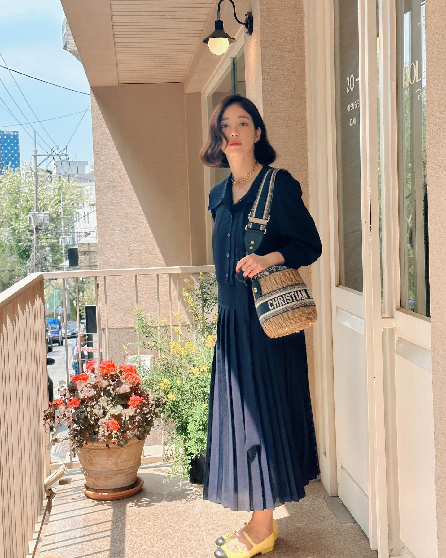 10 cách mặc trang phục màu đen trẻ trung mà vẫn sang trọng dành cho phụ nữ trên 40 tuổi-3