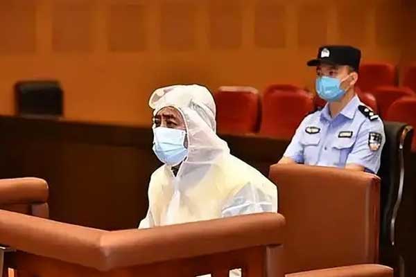 Clip bé gái 10 tuổi cho em bé bú bình sữa trong lớp học gây sốt mạng-2