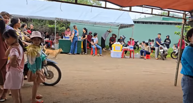 Người dân đua nhau dựng rạp, mở quán gần nhà rồi tung tin ông Thích Minh Tuệ xuất hiện, hàng trăm người đổ về túc trực nhiều ngày-1