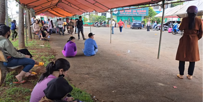 Người dân đua nhau dựng rạp, mở quán gần nhà rồi tung tin ông Thích Minh Tuệ xuất hiện, hàng trăm người đổ về túc trực nhiều ngày-2
