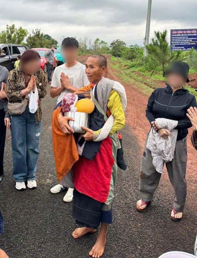 Người dân đua nhau dựng rạp, mở quán gần nhà rồi tung tin ông Thích Minh Tuệ xuất hiện, hàng trăm người đổ về túc trực nhiều ngày-4