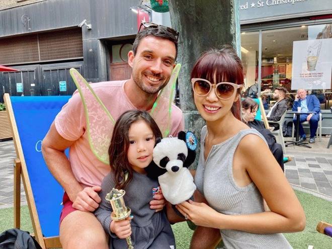 Siêu mẫu Hà Anh chặt chém ngày nào giờ người và áo toàn mùi sữa trớ, khoe con trai lai có nụ cười lãng tử-6