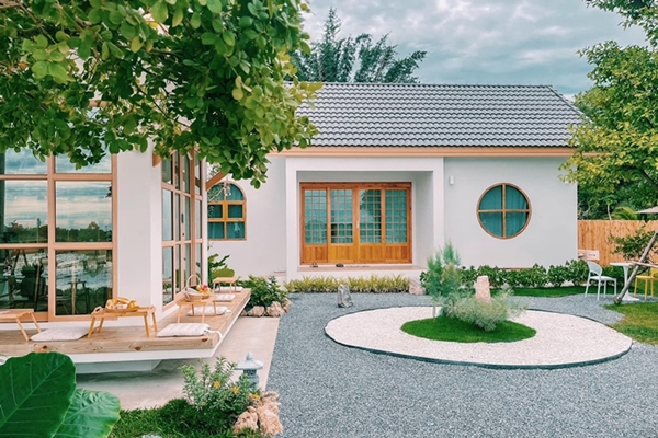 Đôi vợ chồng 9x hô biến mảnh đất bỏ trống thành căn nhà cổ tích trên thảo nguyên-12