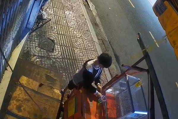 Người phụ nữ trả lại nhẫn cưới cho cặp đôi để quên ở quán bún-2