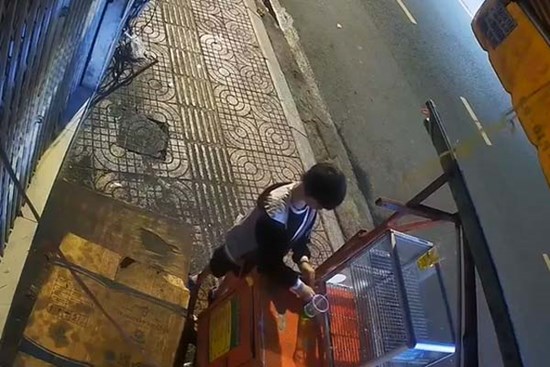 Clip: Thấy chiếc điện thoại để quên lúc nửa đêm, bé trai có hành động bất ngờ khiến nhiều người nức nở khen ngợi