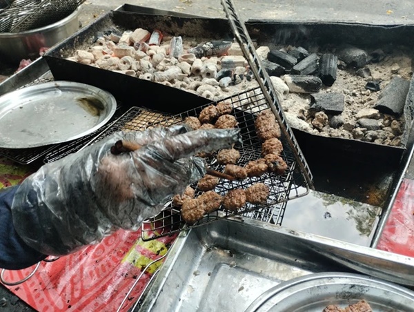 Vụ quán bún chả ở Hà Nội bị tố rửa thịt bằng nước than: Xử phạt chủ quán 3,5 triệu đồng-2