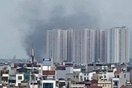 Khói đen bốc cao hàng chục mét sau vụ nổ bình gas mini ở Hà Nội, chưa rõ thương vong