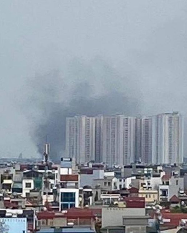 Khói đen bốc cao hàng chục mét sau vụ nổ bình gas mini ở Hà Nội, chưa rõ thương vong-1
