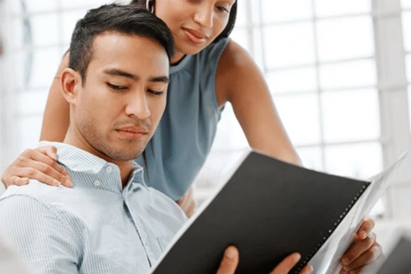 Sếp nữ thường xuyên quấy rối, tôi muốn phản ứng nhưng sợ mất công việc lương cao-1