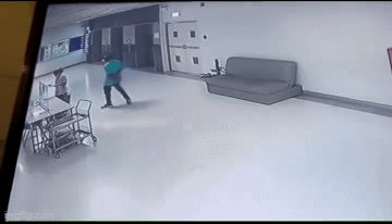 Quấy rối tình dục nữ thực tập sinh lúc nửa đêm ở bệnh viện, gã đàn ông nhận cái kết xứng đáng-1