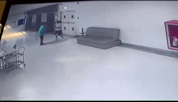 Quấy rối tình dục nữ thực tập sinh lúc nửa đêm ở bệnh viện, gã đàn ông nhận cái kết xứng đáng-3