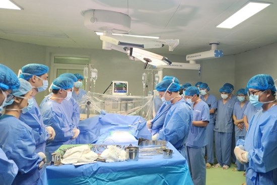 Hàng chục bác sĩ cúi đầu trước quyết định của gia đình có người thân chết não