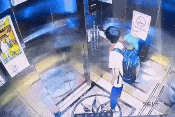 Phản ứng cực thông minh, bé trai tự cứu mình khi thang máy rơi