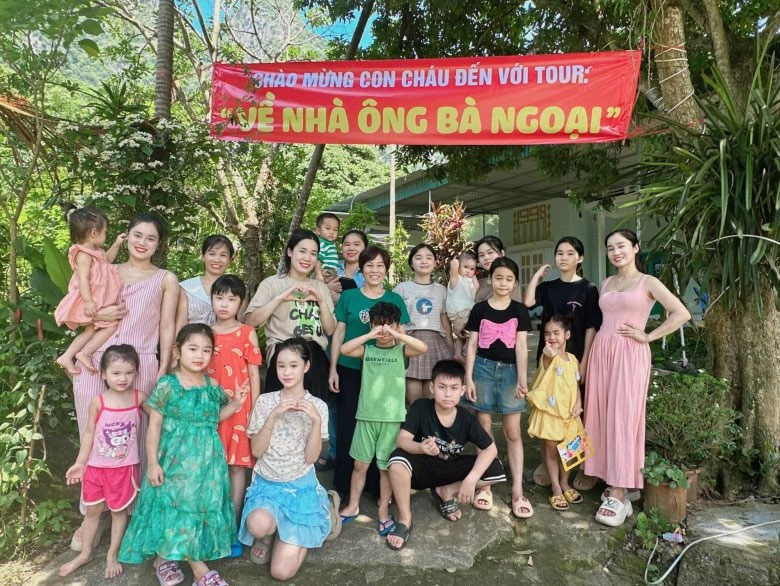 Sinh 6 công chúa, ông bà ngoại ở Hoà Bình in băng rôn, tiêm bổ não đón 12 cháu về quê nghỉ hè-1