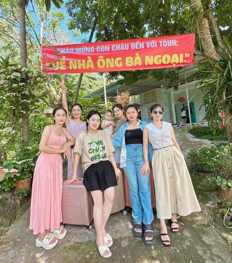 Sinh 6 công chúa, ông bà ngoại ở Hoà Bình in băng rôn, tiêm bổ não đón 12 cháu về quê nghỉ hè-2