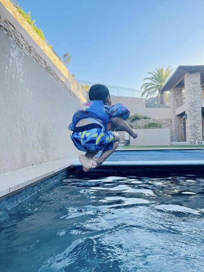 Biệt thự xa hoa 4.000 m2 của vợ cũ Đan Trường: Có bể bơi xanh mát, vườn hoa trước nhà đẹp nao lòng-4