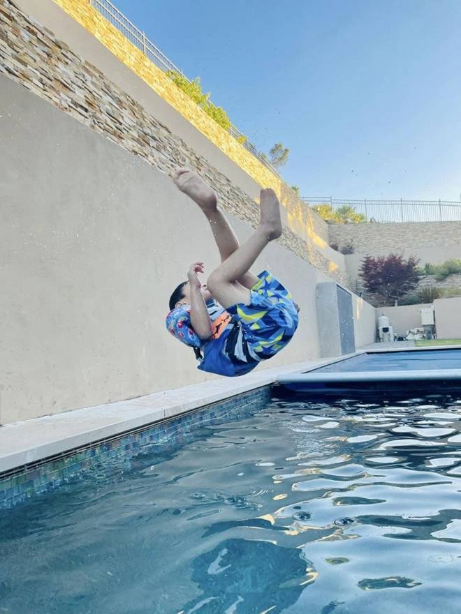 Biệt thự xa hoa 4.000 m2 của vợ cũ Đan Trường: Có bể bơi xanh mát, vườn hoa trước nhà đẹp nao lòng-5