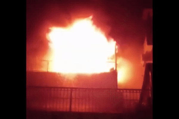 Clip: Ném que diêm vào cống thoát nước, bé trai bị hất văng lên không-1