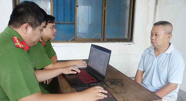 Tạm giam 3 đối tượng trong vụ vận chuyển trái phép nửa triệu USD qua biên giới-3