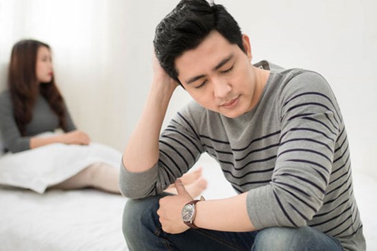 Đến quán chồng hay ngồi xem bóng đá để gây bất ngờ, người vợ chết lặng khi chứng kiến sự thật phũ phàng