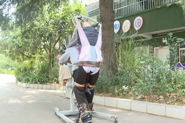 Mẹ già U70 cõng con trai cao 1,82m suốt 5 năm, cố tập cho con đi bộ-1