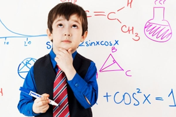 Mẹ già U70 cõng con trai cao 1,82m suốt 5 năm, cố tập cho con đi bộ-3