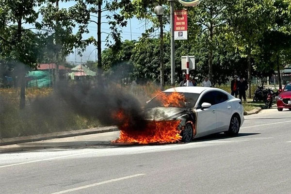 Ô tô bốc cháy sau khi sửa chữa ở công ty-1