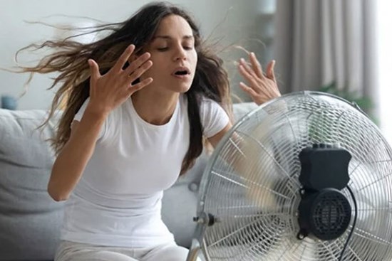 Tại sao ngày nắng nóng càng bật quạt to càng nóng bức?