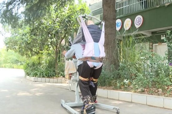 Mẹ già U70 cõng con trai cao 1,82m suốt 5 năm, cố tập cho con đi bộ