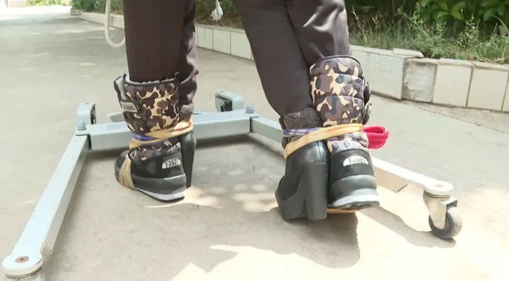 Mẹ già U70 cõng con trai cao 1,82m suốt 5 năm, cố tập cho con đi bộ-2