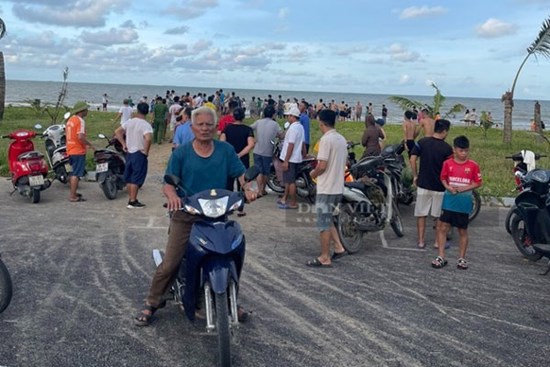 Một người tử vong, hai người mất tích khi tắm biển ở Thanh Hoá