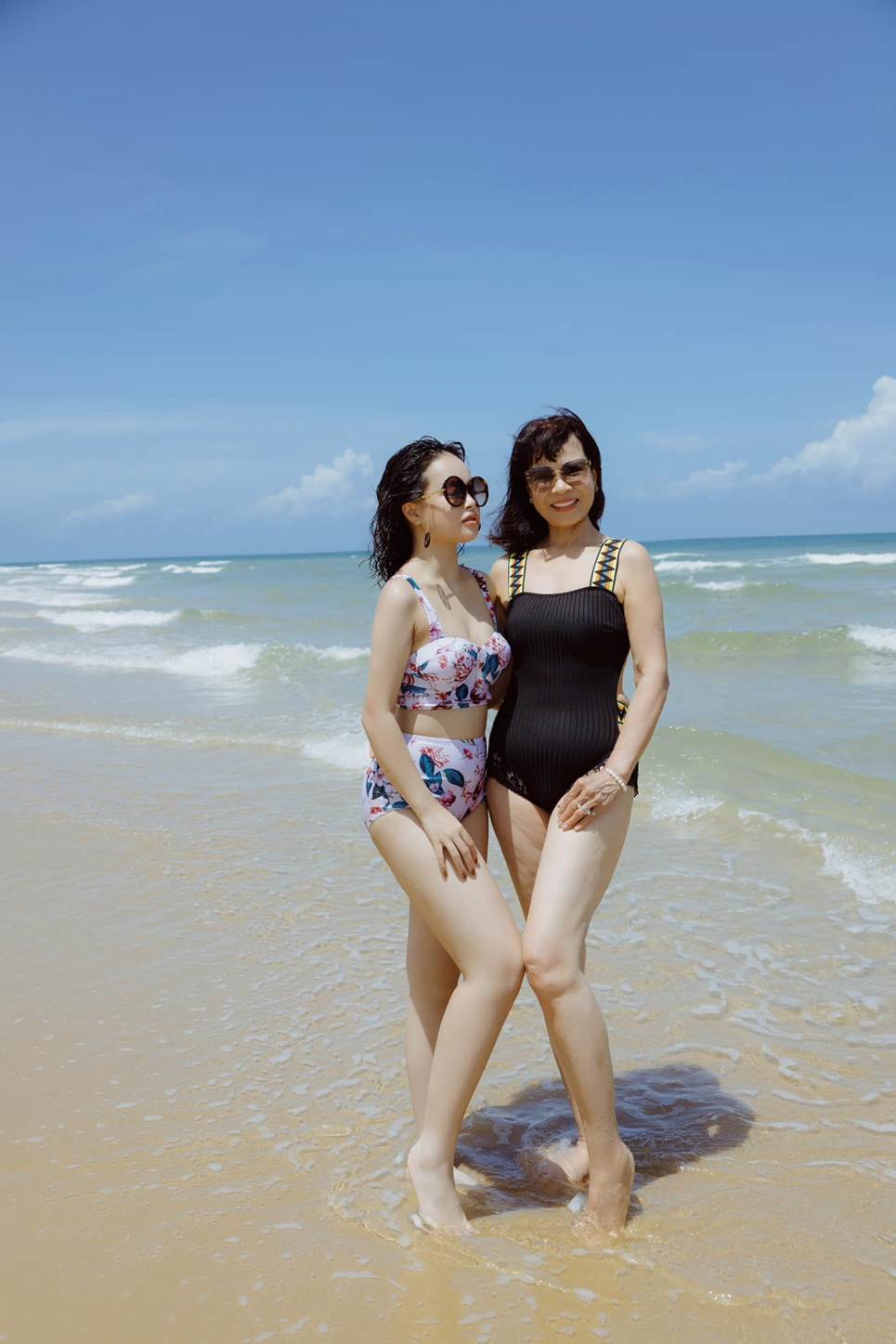 3 thế hệ nhà Thúy Hằng - Thúy Hạnh diện bikini, fan trầm trồ sắc vóc tuổi 70 của mẹ cựu người mẫu-5