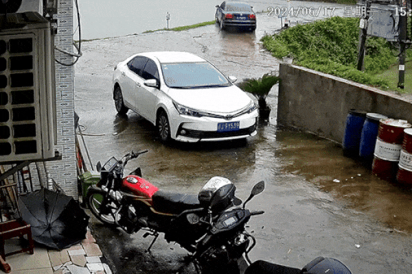Clip: Vào cua tốc độ cao, xe tải chở ngô lật nghiêng vào nhà dân-1
