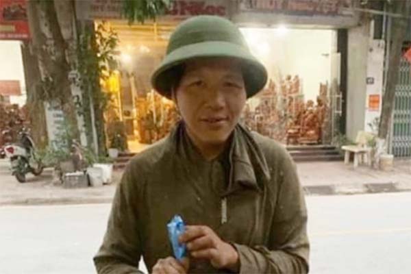 Phản xạ cực nhanh, người bố cứu 2 con thoát nạn trong gang tấc-1