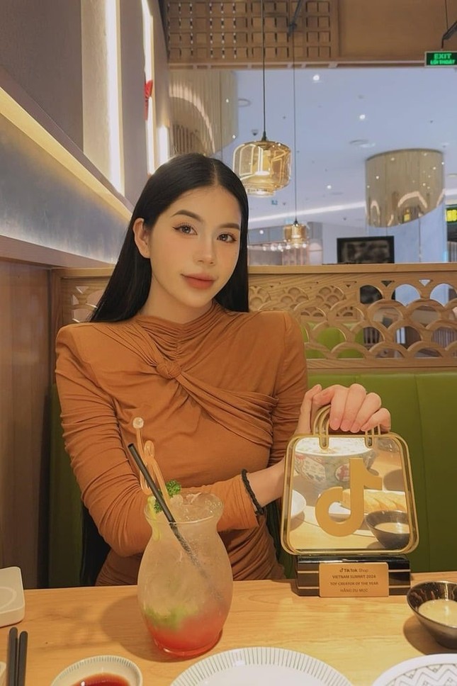 Nhan sắc của Hằng Du Mục: Từ mái tóc đến vóc dáng đều được lòng các chị em-9