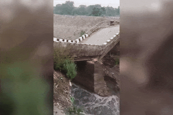 Clip: Khoảnh khắc cây cầu đổ sập trước mắt người dân