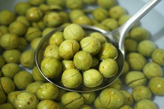 Cách ngâm sấu giòn ngọt đơn giản