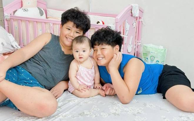 MC Hoàng Linh Chúng tôi là chiến sĩ” 10 năm mới có con với chồng, ái nữ 8 tháng có hàng lông mi trời ban”-2