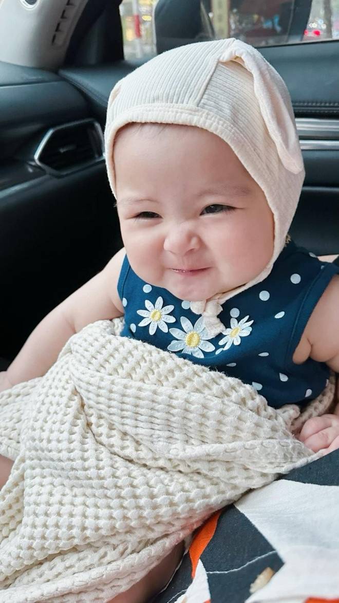 MC Hoàng Linh Chúng tôi là chiến sĩ” 10 năm mới có con với chồng, ái nữ 8 tháng có hàng lông mi trời ban”-4