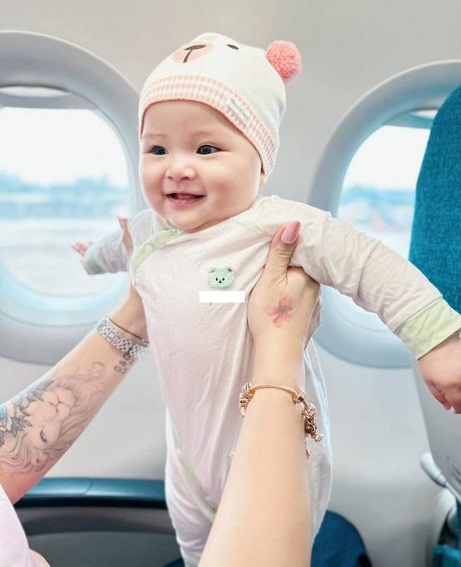 MC Hoàng Linh Chúng tôi là chiến sĩ” 10 năm mới có con với chồng, ái nữ 8 tháng có hàng lông mi trời ban”-5