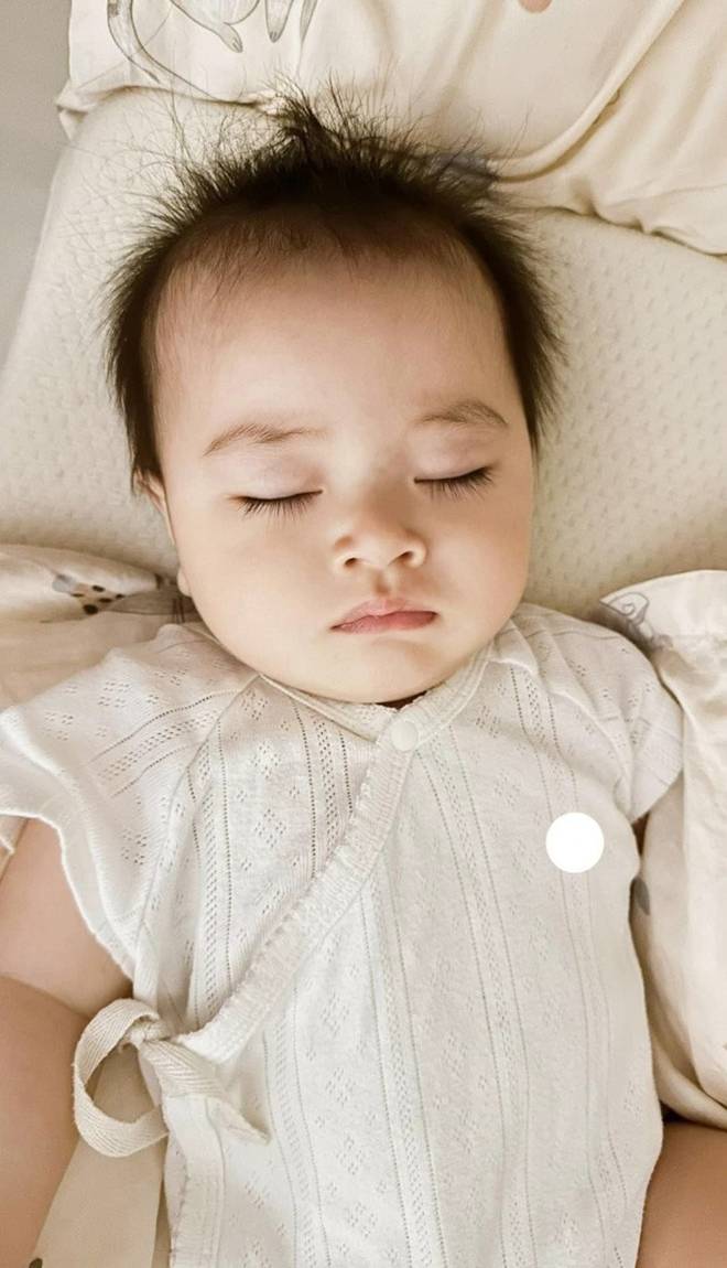 MC Hoàng Linh Chúng tôi là chiến sĩ” 10 năm mới có con với chồng, ái nữ 8 tháng có hàng lông mi trời ban”-6