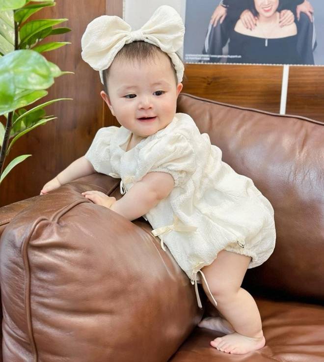 MC Hoàng Linh Chúng tôi là chiến sĩ” 10 năm mới có con với chồng, ái nữ 8 tháng có hàng lông mi trời ban”-7