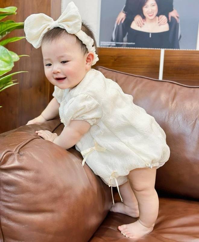 MC Hoàng Linh Chúng tôi là chiến sĩ” 10 năm mới có con với chồng, ái nữ 8 tháng có hàng lông mi trời ban”-10