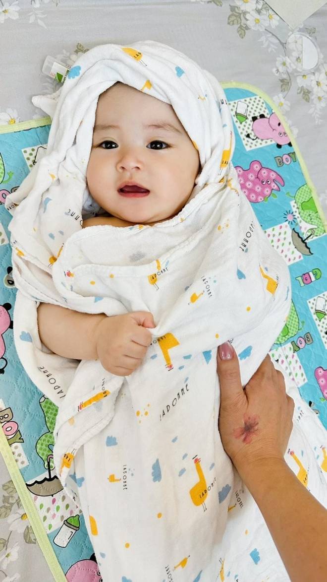 MC Hoàng Linh Chúng tôi là chiến sĩ” 10 năm mới có con với chồng, ái nữ 8 tháng có hàng lông mi trời ban”-11