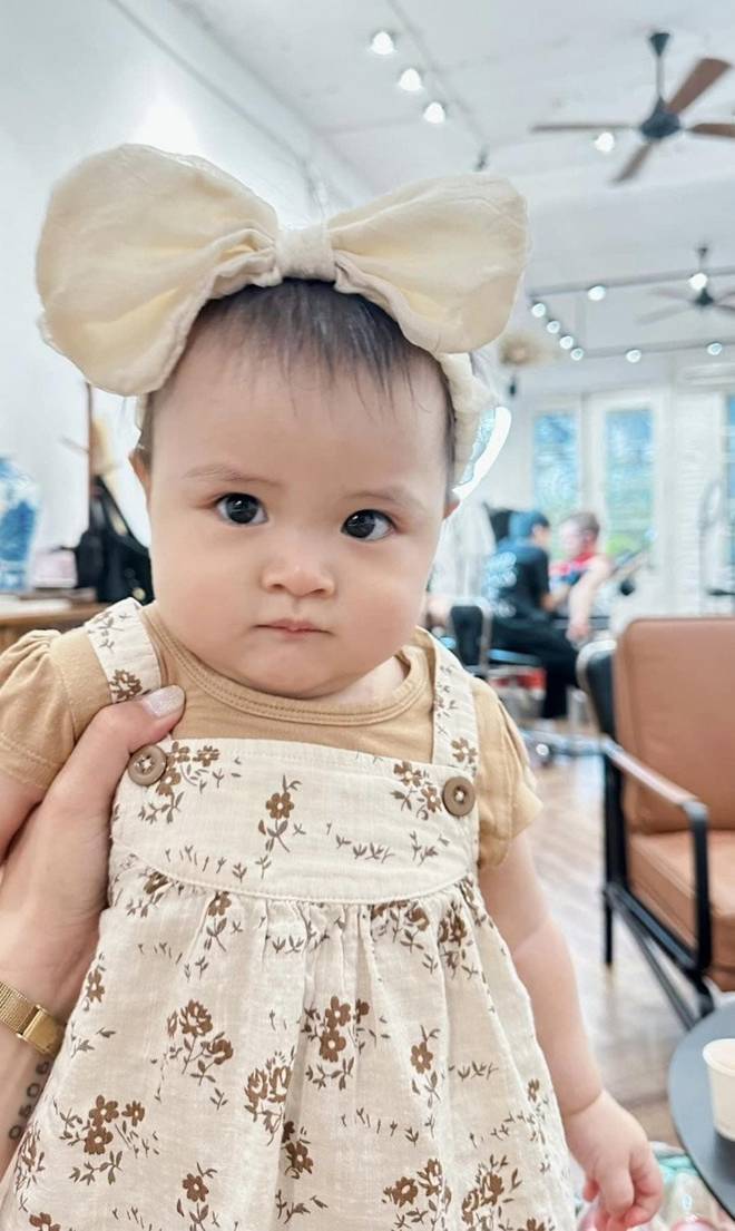 MC Hoàng Linh Chúng tôi là chiến sĩ” 10 năm mới có con với chồng, ái nữ 8 tháng có hàng lông mi trời ban”-12