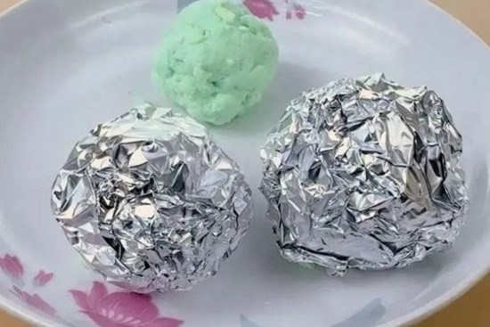 Bỏ một quả bóng giấy bạc vào bồn cầu, không ngờ tác dụng tuyệt vời như vậy