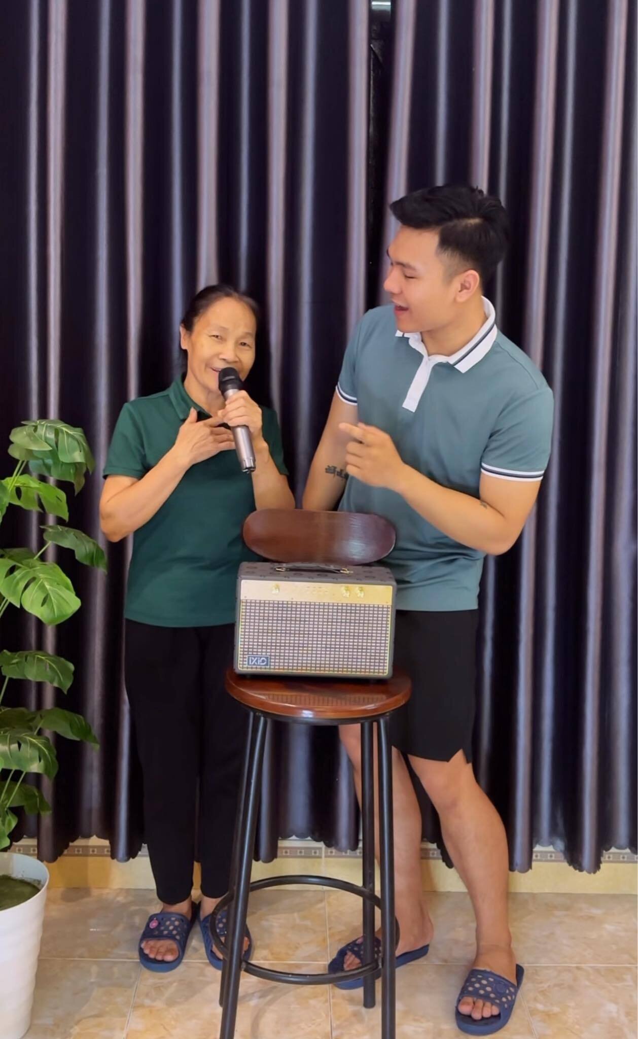 Chàng trai gen Z biến người mẹ thợ hồ U70 thành idol mạng-5