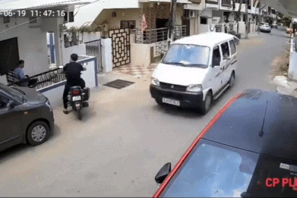 Clip: Khoảnh khắc hai học sinh bất ngờ rơi khỏi xe đưa đón