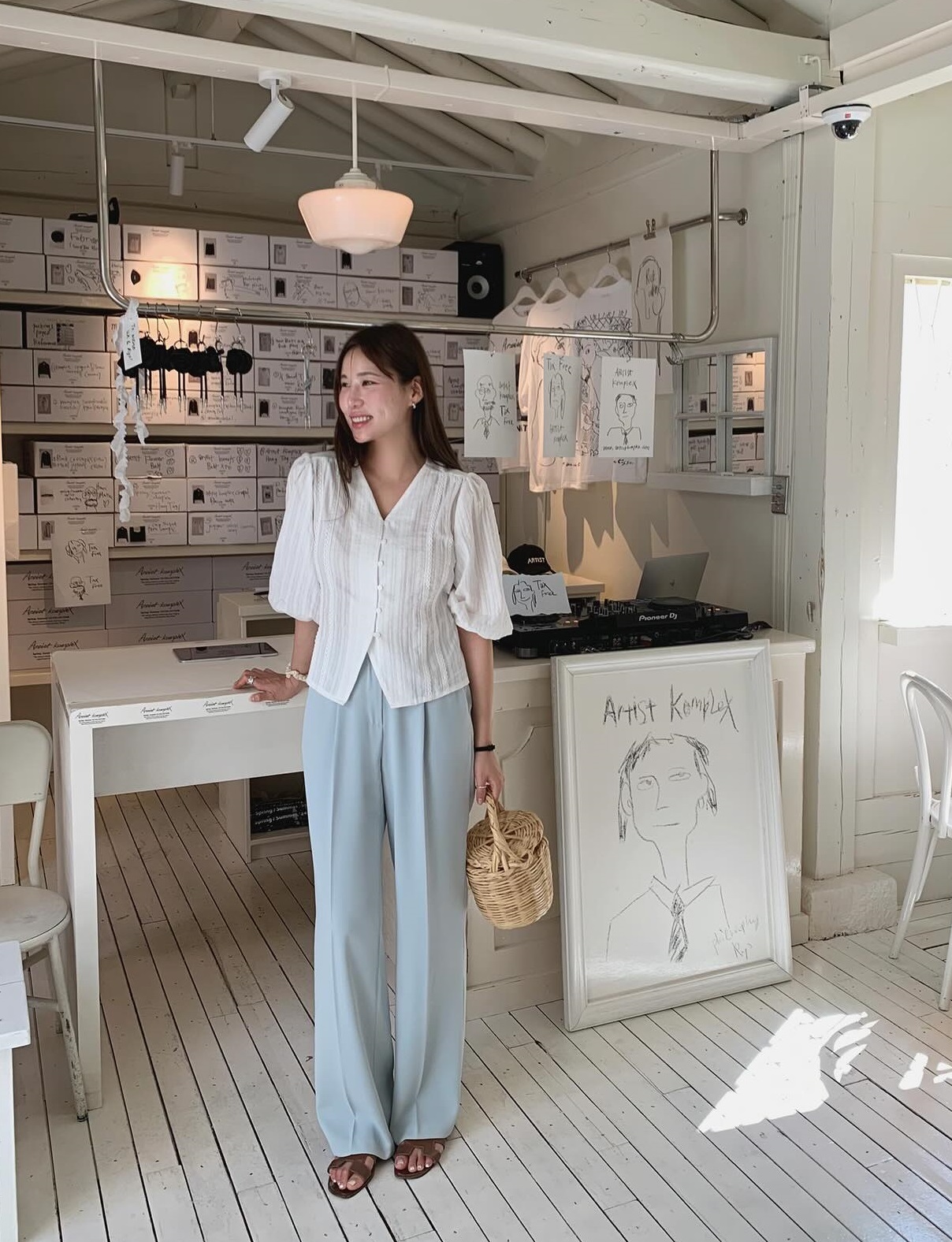 4 cách mặc quần ống rộng nhẹ mát, trẻ trung khi đi du lịch-9