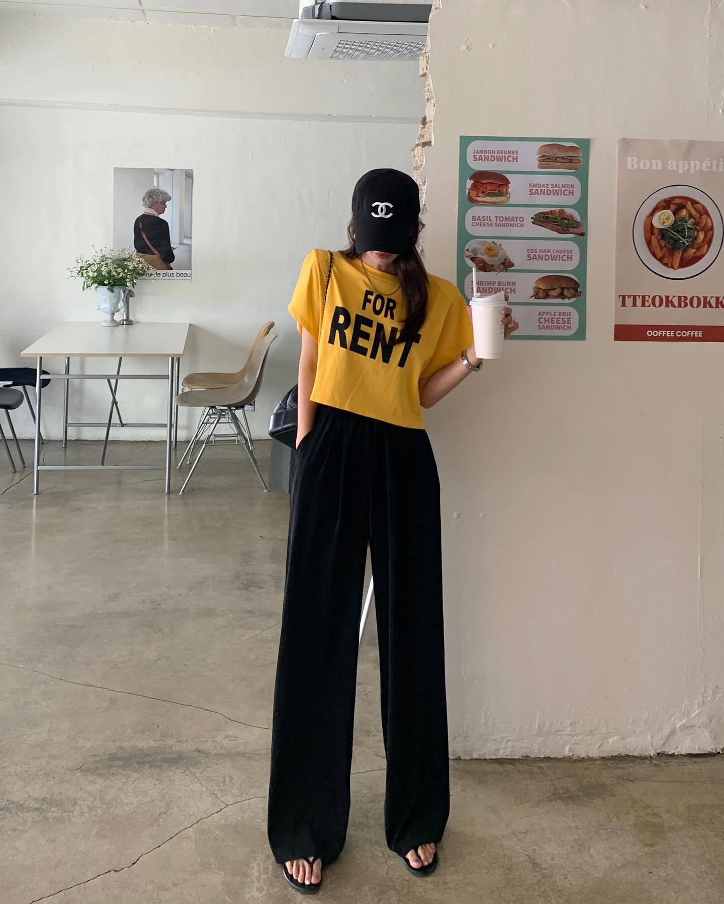 4 cách mặc quần ống rộng nhẹ mát, trẻ trung khi đi du lịch-2